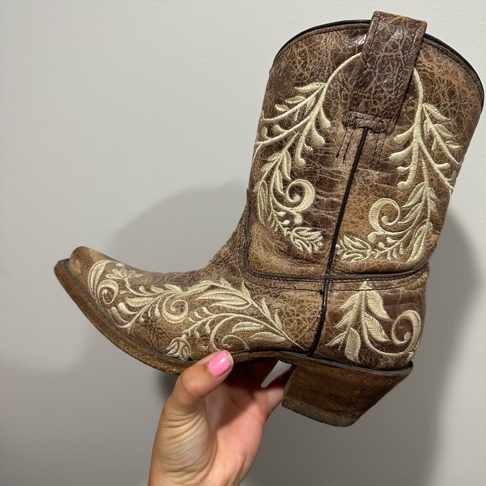 Corral embroidered Short boots